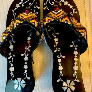 Japanese style ladies wood sandals with inlay.